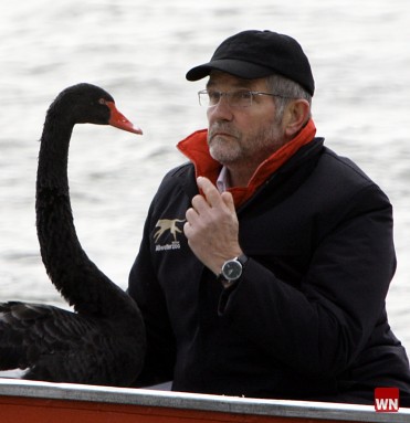 Zoodirektor in Pose mit Schwnin Petra [Foto: WN - Oliver Werner] 